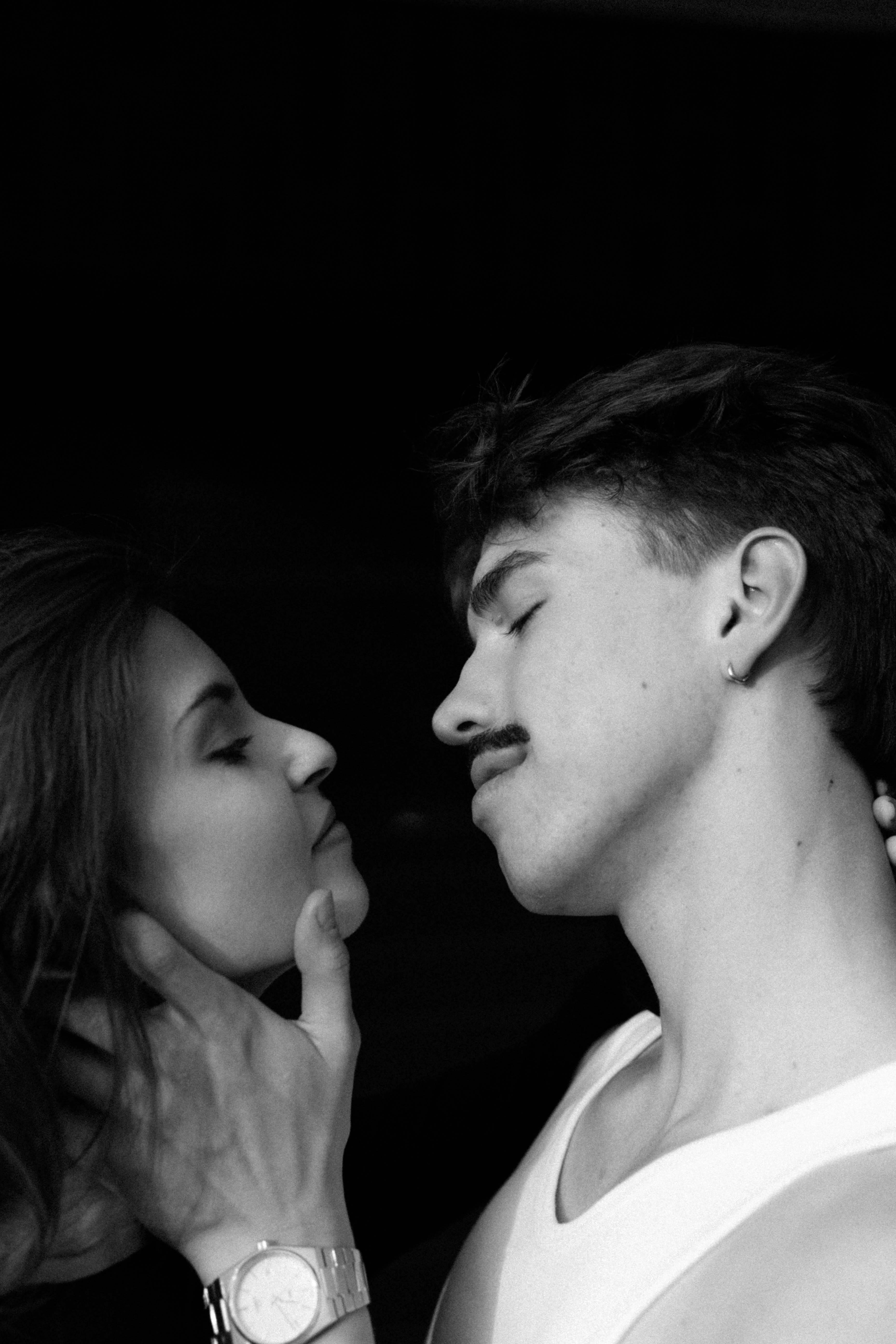 Пара на прогулке во время Love Story фотосессии — мягкий свет, живые эмоции, Брест