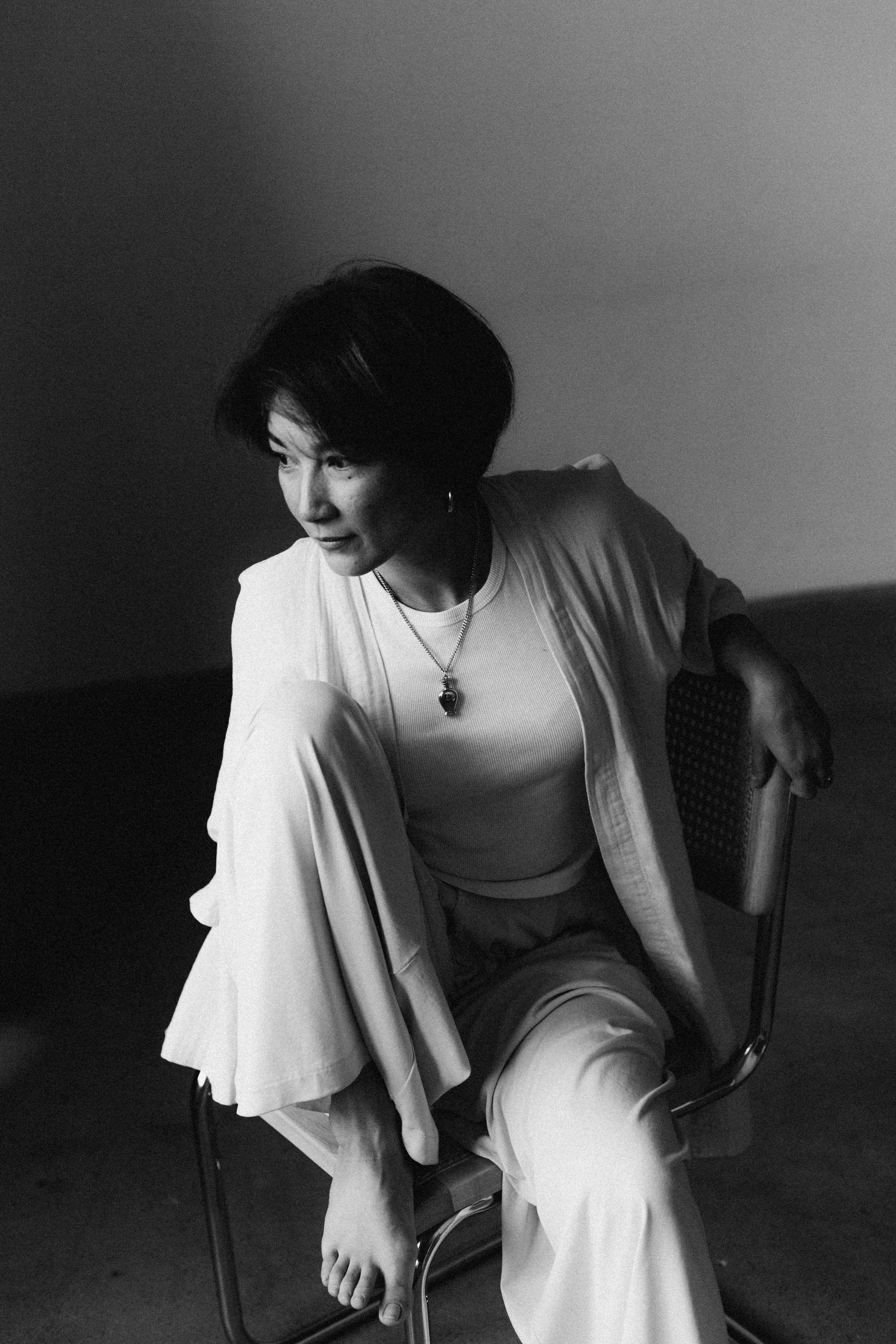 Портретная фотосессия в Бресте — девушка в естественном свете у окна, фотограф Яна Мемей