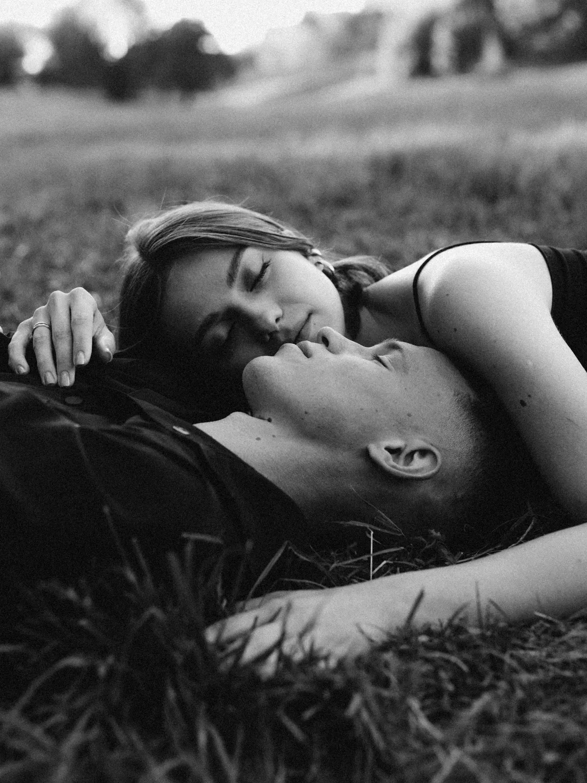 Пара обнимается на вечерней прогулке в парке — Love Story фотосессия, Варшава