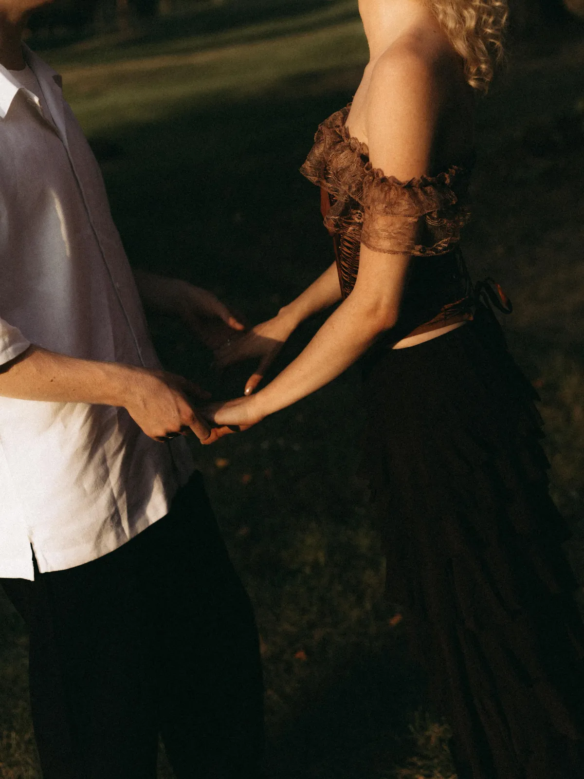 Съёмка пары в золотой час — тёплый свет, Love Story фотосессия в Варшаве