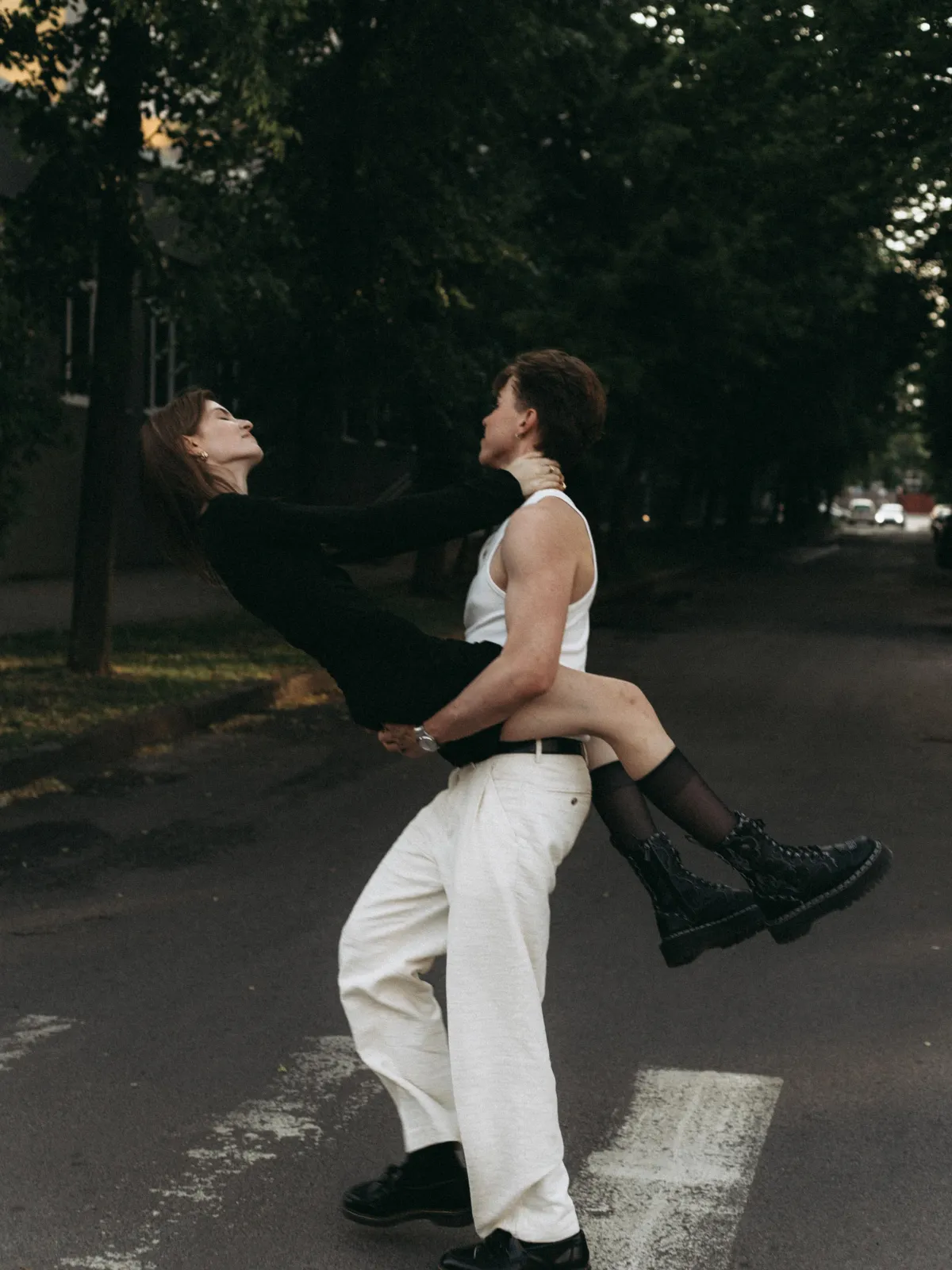 Парная фотосессия в городских локациях — улицы Варшавы, естественный свет