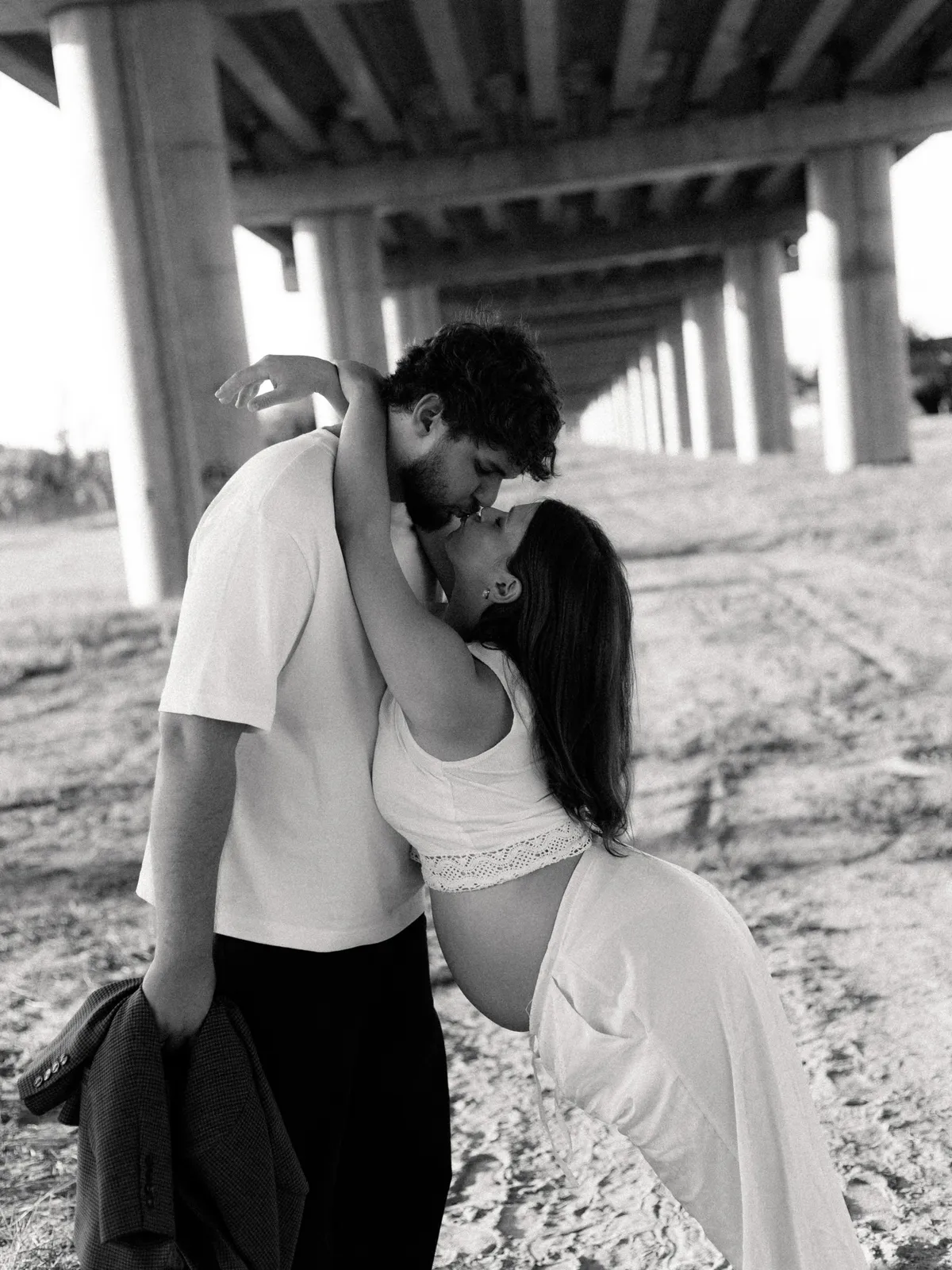 Love Story на закате — пара на фоне городской архитектуры, фотограф Яна Мемей