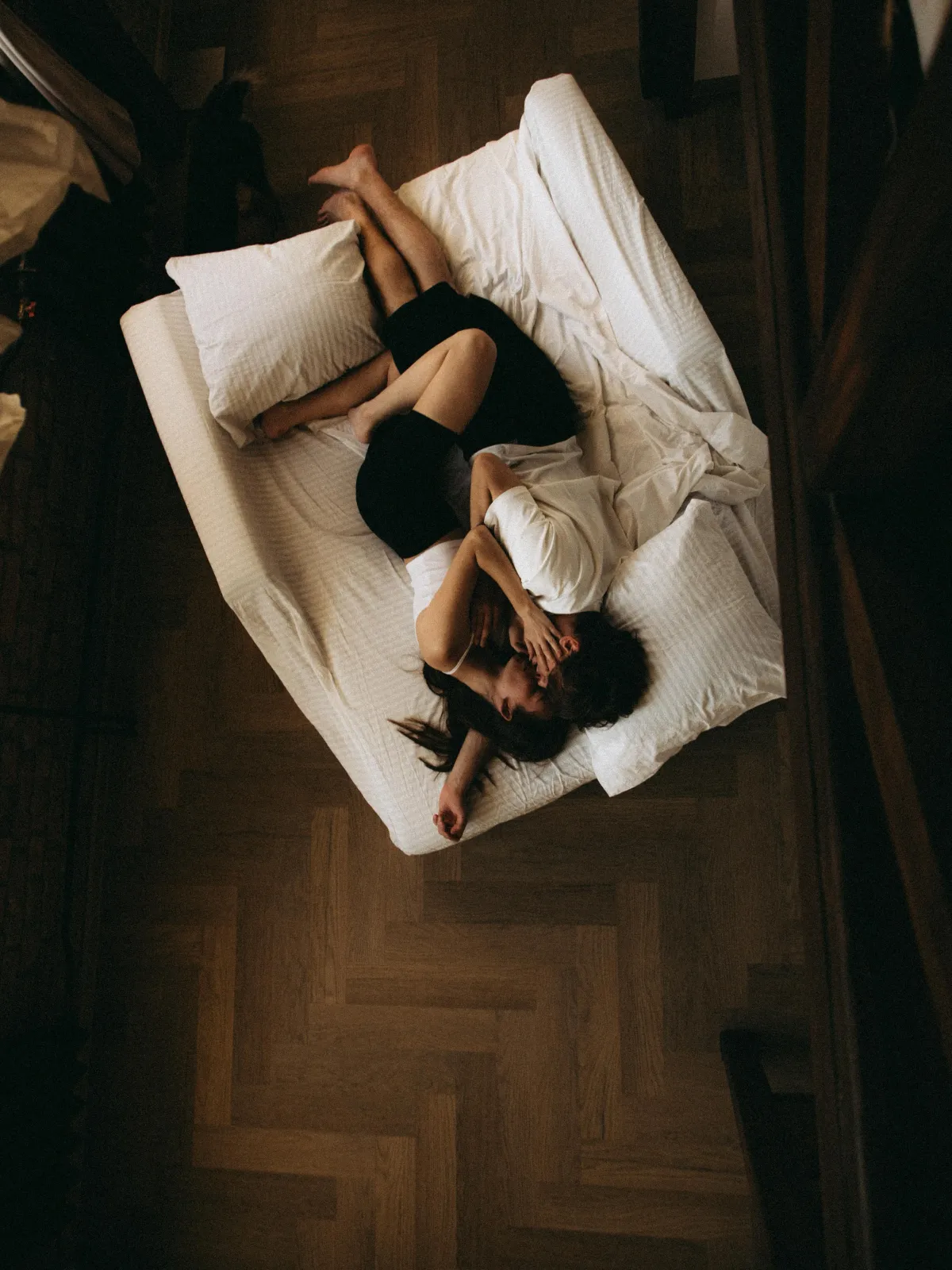 Влюблённая пара на прогулке по улицам Варшавы — романтическая фотосессия