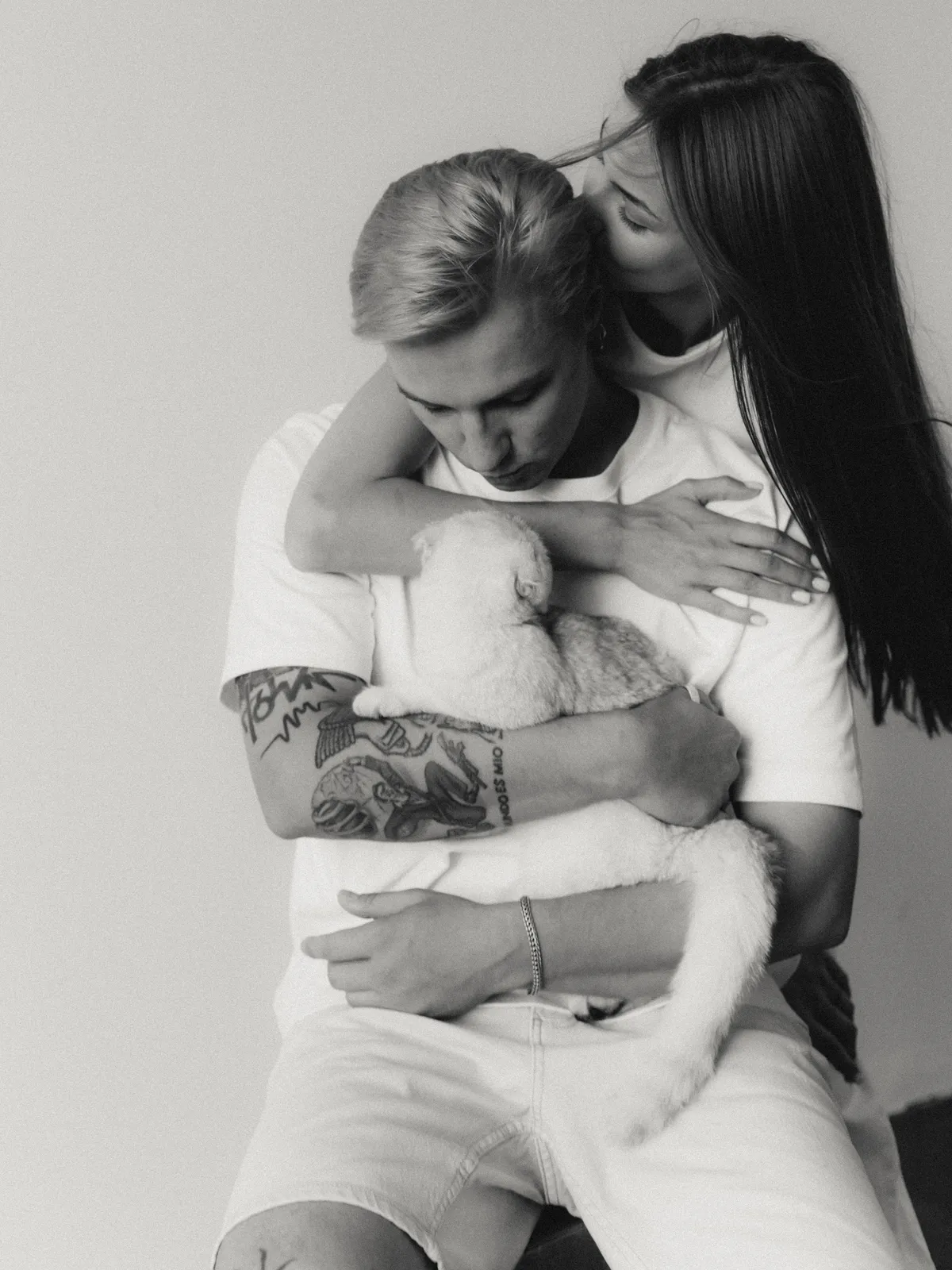 Backstage Love Story фотосессии — фотограф направляет пару на природе, Варшава