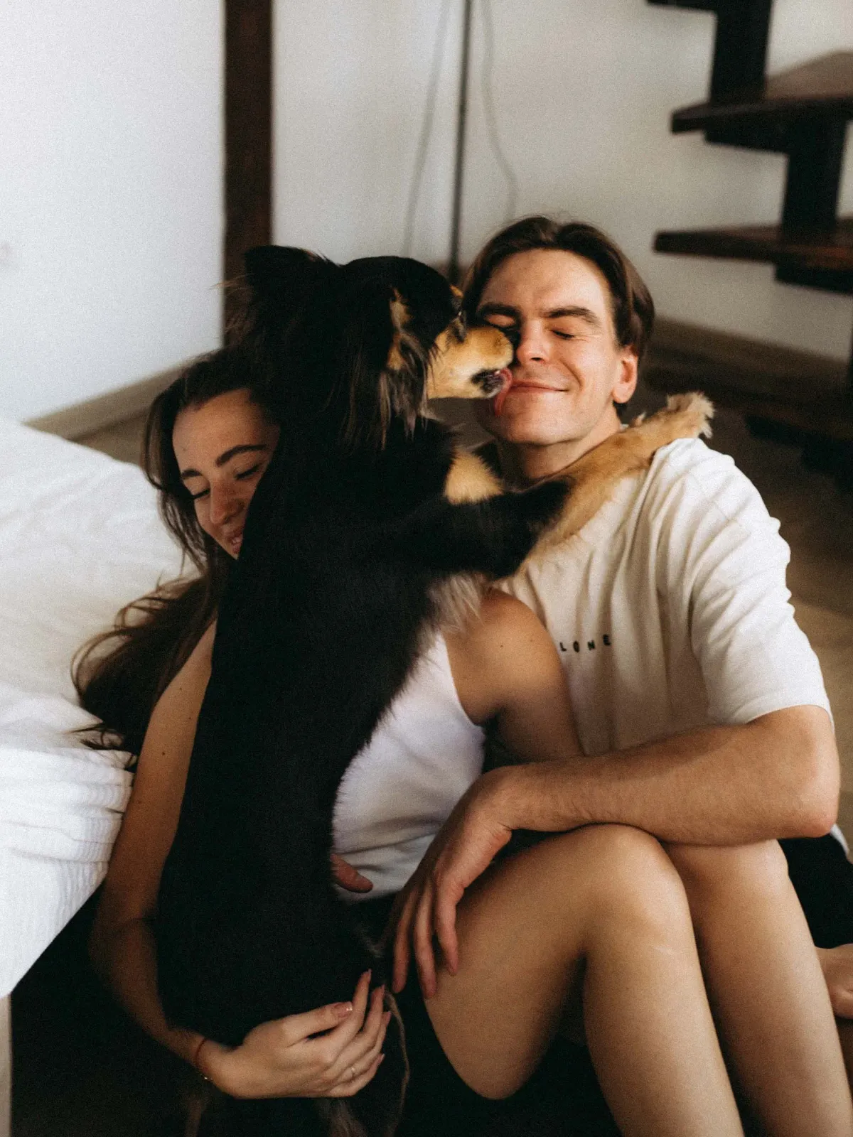 Пара на прогулке во время Love Story фотосессии — мягкий свет, живые эмоции, Варшава