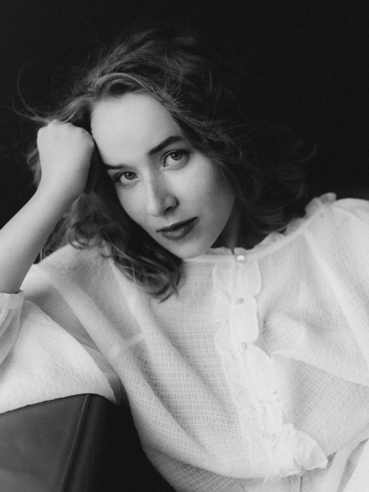 Портретная фотосессия в Варшаве — девушка в естественном свете у окна, фотограф Яна Мемей