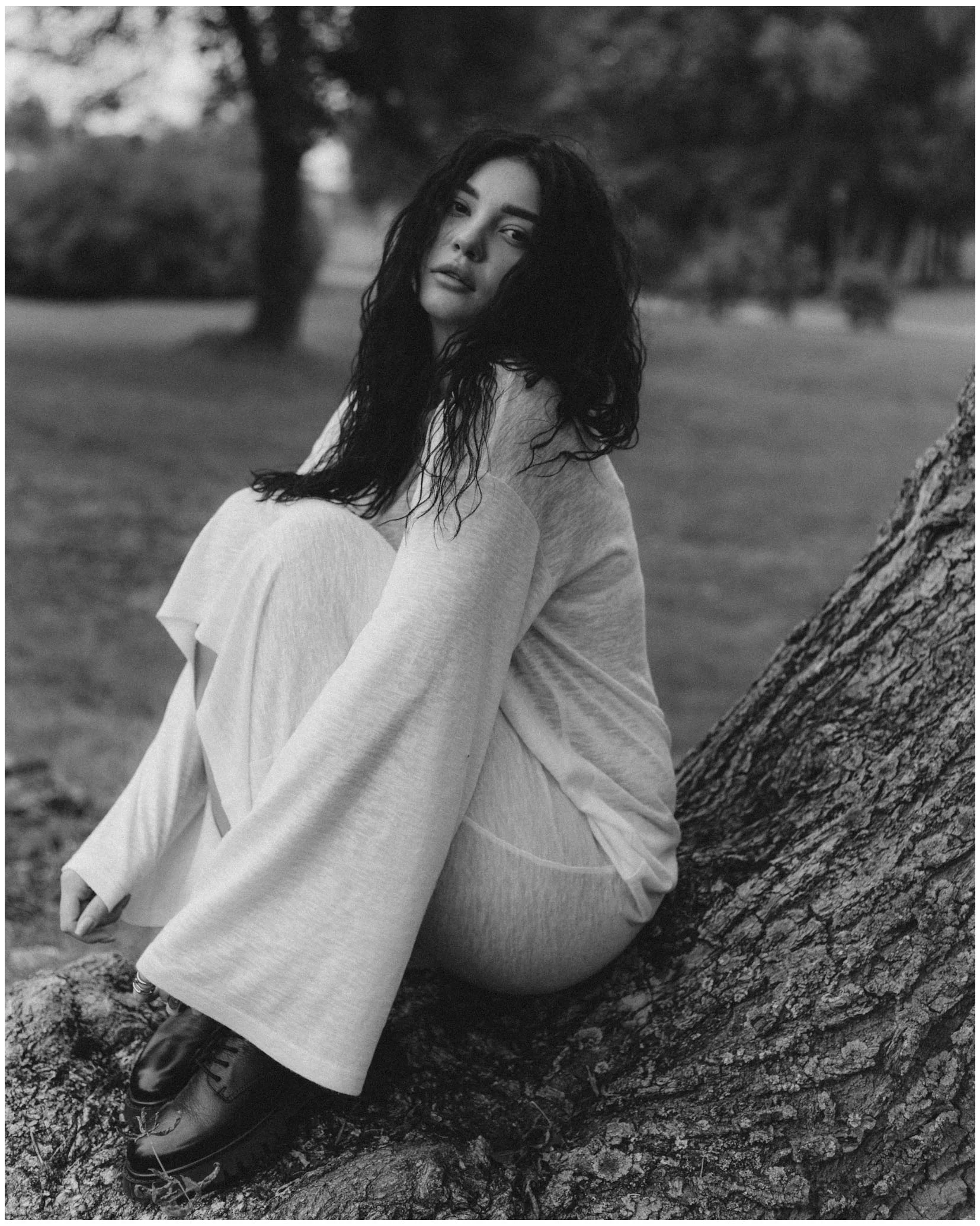 Фотограф Яна Мемей за работой во время портретной фотосессии в студии Варшавы