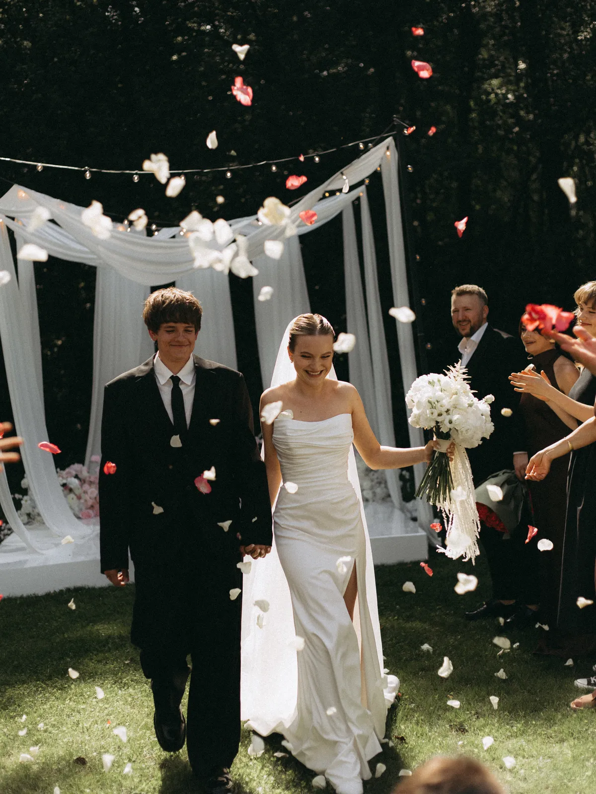 Фотограф снимает свадебную церемонию в Варшаве