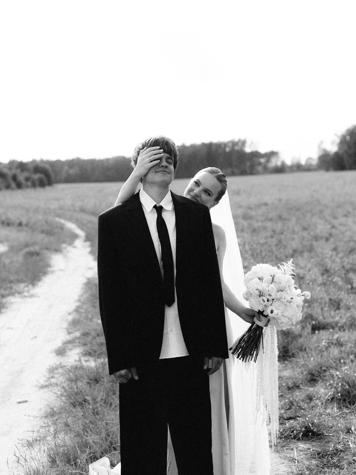 Портрет невесты в свадебном платье при естественном свете