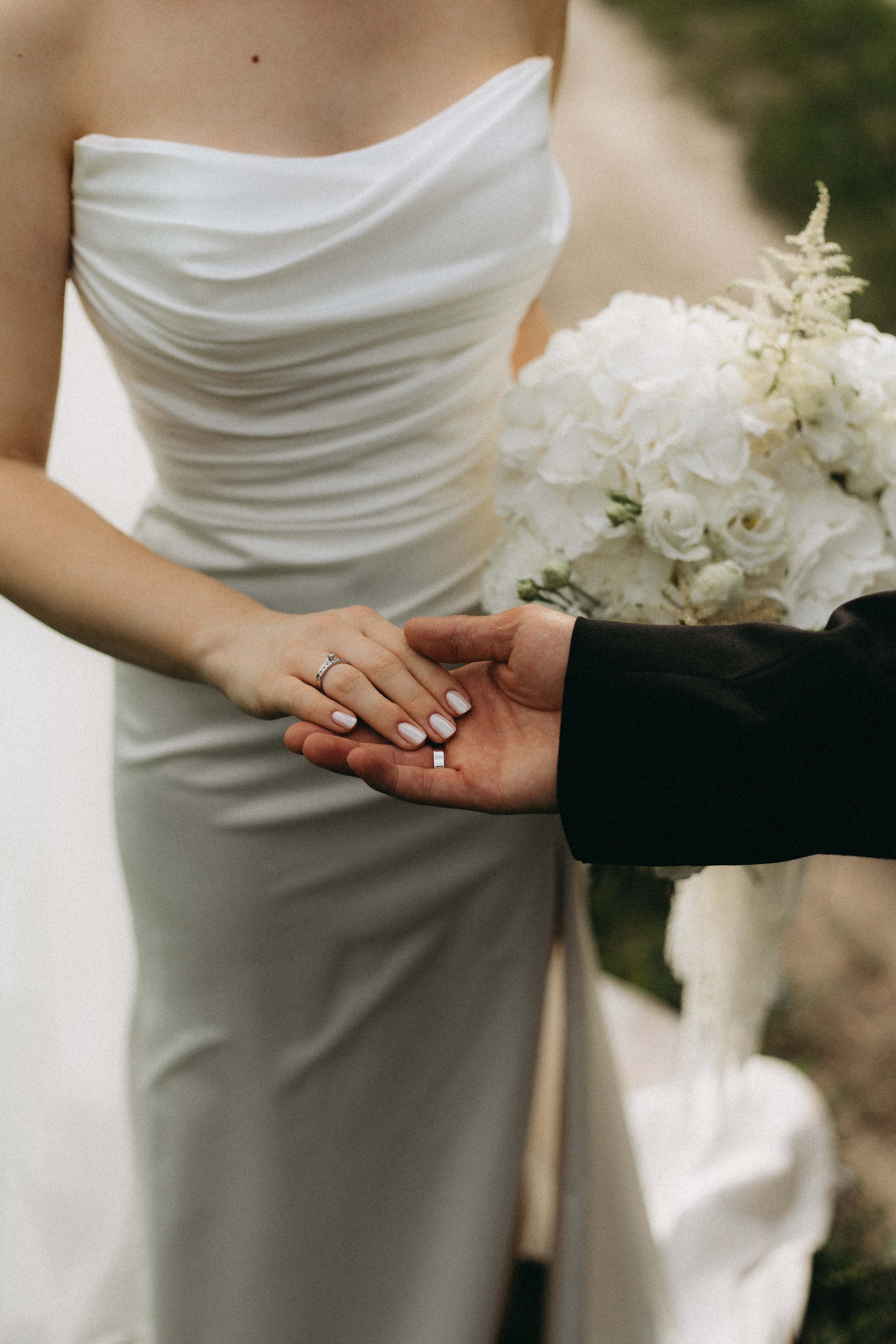 Портрет невесты в свадебном платье при естественном свете