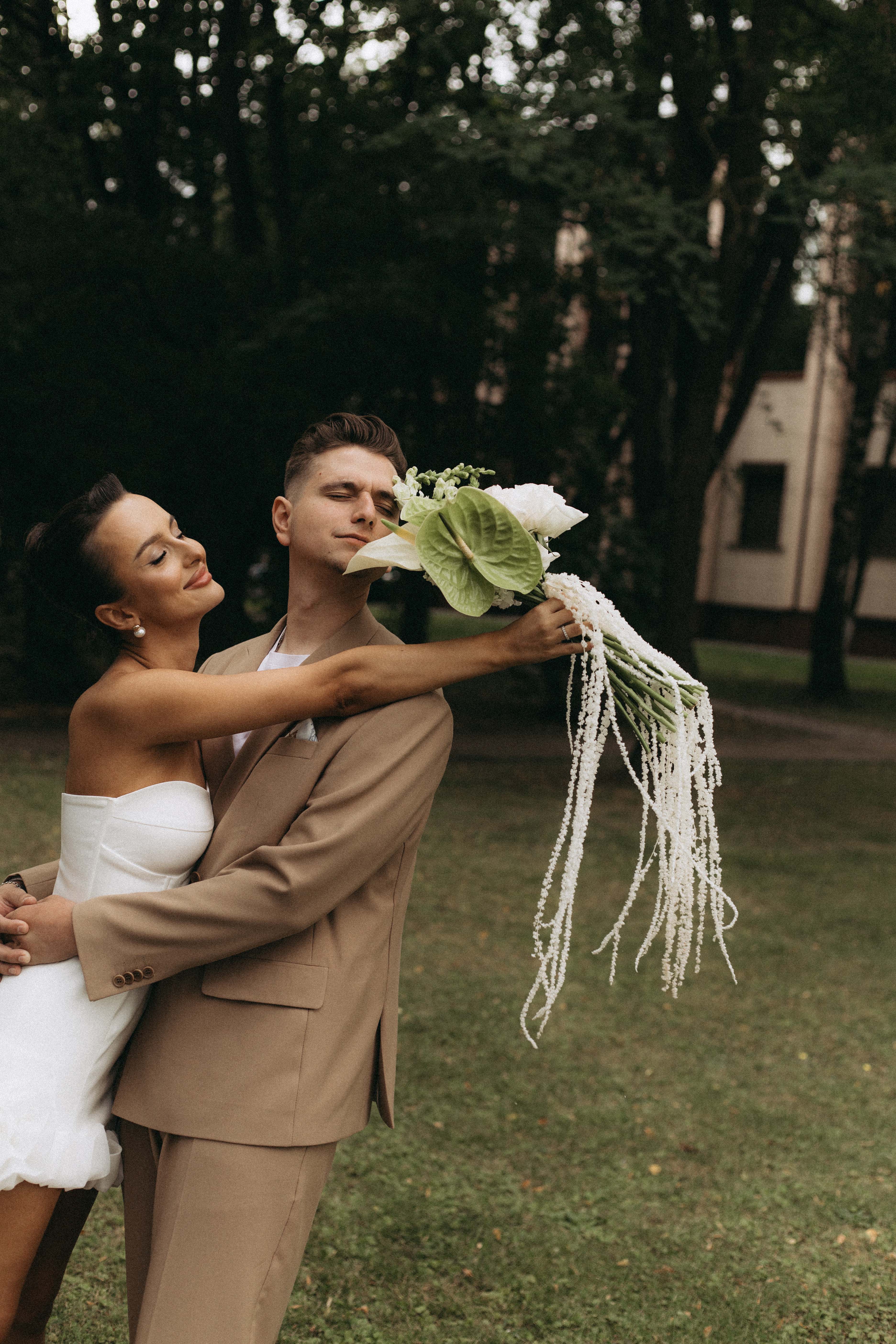 Гости поздравляют молодожёнов на свадебном банкете